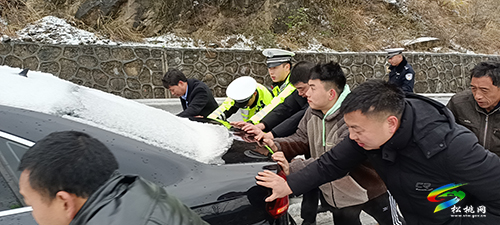 車輛被困，松桃交警協(xié)力推車助司機脫困
