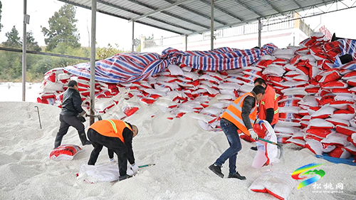 松桃交通部門全力應(yīng)對(duì)低溫雨雪冰凍天氣