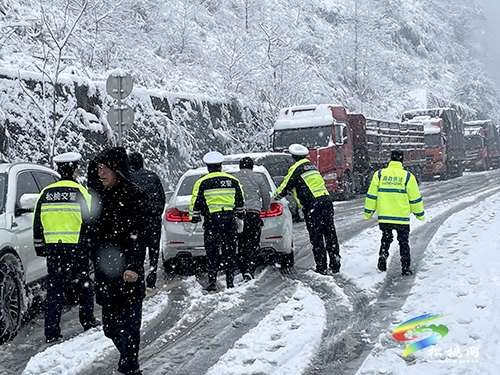 凝凍天氣貨車受困，交通執(zhí)法人員迅速救援
