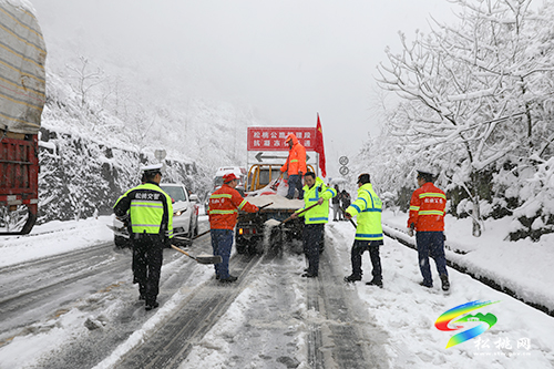 凝凍天氣貨車受困，交通執(zhí)法人員迅速救援