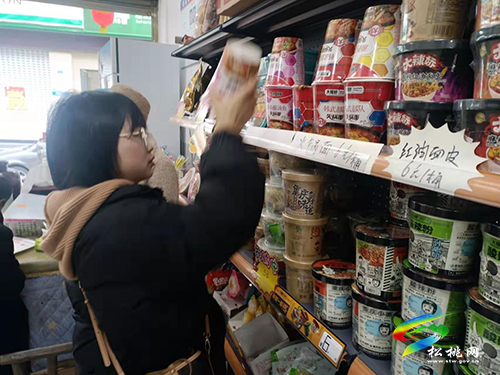 松桃市場監(jiān)督管理局開展食品流通監(jiān)管領(lǐng)域?qū)ｍ棛z查
