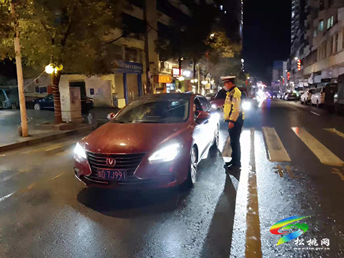 松桃交警向酒駕違法再“亮劍”
