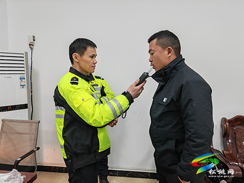 松桃交警向酒駕違法再“亮劍”