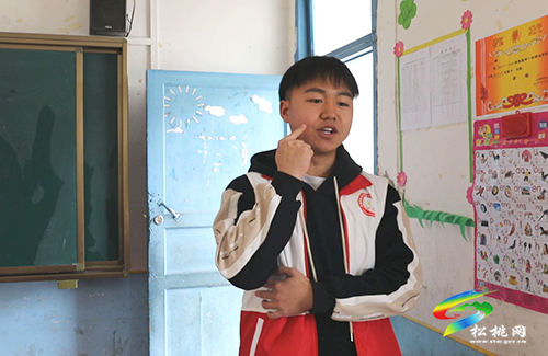 松桃新時(shí)代文明實(shí)踐中心志愿者為鄉(xiāng)村小學(xué)派送“開學(xué)第一單”