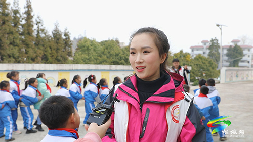 松桃新時(shí)代文明實(shí)踐中心志愿者為鄉(xiāng)村小學(xué)派送“開學(xué)第一單”