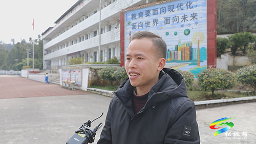松桃新時(shí)代文明實(shí)踐中心志愿者為鄉(xiāng)村小學(xué)派送“開學(xué)第一單”