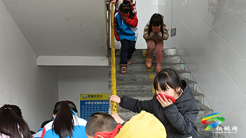 妙隘鄉(xiāng)完小開展消防應急疏散演練活動