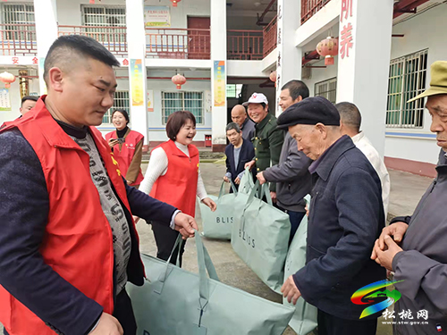 黨員先鋒隊(duì)“送溫暖、獻(xiàn)愛心”志愿服務(wù)活動(dòng)走進(jìn)敬老院