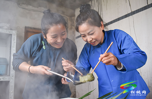 【網(wǎng)絡(luò)中國(guó)節(jié)·清明】松桃正大鎮(zhèn)的清明粑火了，央視13頻道等媒體相繼報(bào)道，一起來(lái)學(xué)習(xí)清明粑怎么做
