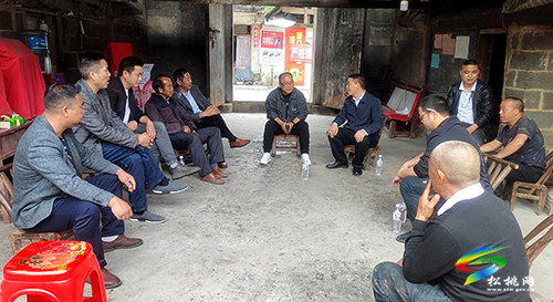 松桃檔案館到麥地村宣講全國“兩會”和新國發(fā)2號文件精神