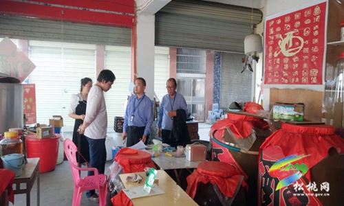 松桃市場監(jiān)管局開展白酒生產(chǎn)加工小作坊集中整治行動