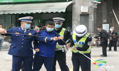 松桃消防聯(lián)合交警開展“打非治違”專項整治行動