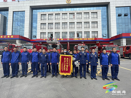 消防員沖進(jìn)火場(chǎng)救出4歲小孩，家人專程送錦旗致謝