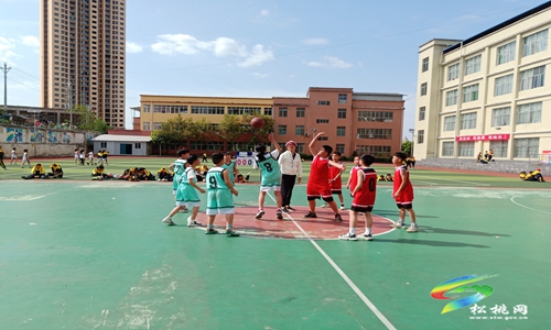 松桃實驗小學舉辦第一屆“校園杯”籃球賽