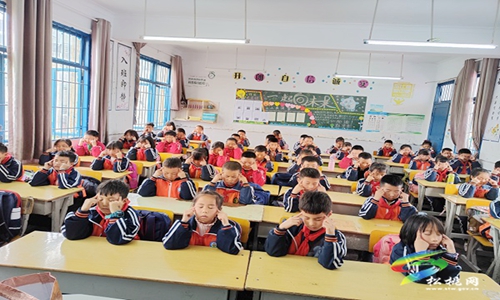 盤信鎮(zhèn)民族完小落實每天一小時體育鍛煉