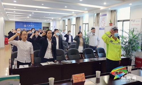 松桃交警大隊(duì)走進(jìn)企業(yè)開展道路交通安全宣傳講座