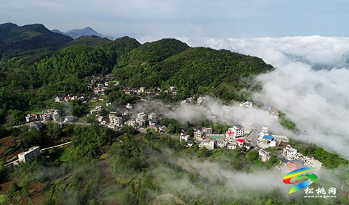 航拍松桃鄉(xiāng)村美景　云霧繚繞宛如畫卷