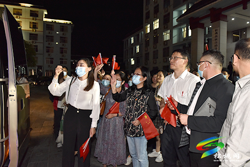 松桃人民醫(yī)院12名醫(yī)護星夜出征援滬