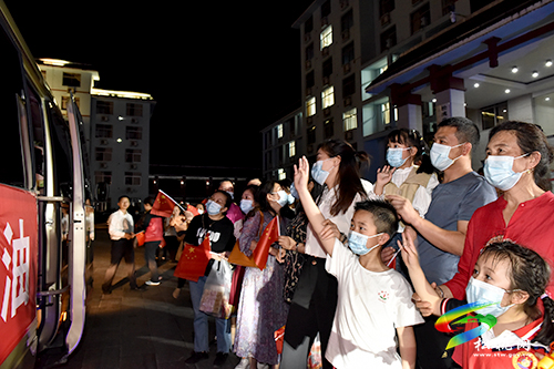 松桃人民醫(yī)院12名醫(yī)護星夜出征援滬