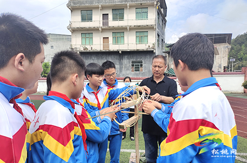 非遺傳承從娃娃抓起，小學(xué)生學(xué)習(xí)滾龍編扎