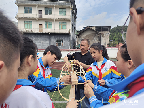 非遺傳承從娃娃抓起，小學(xué)生學(xué)習(xí)滾龍編扎