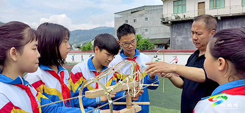 非遺傳承從娃娃抓起，小學(xué)生學(xué)習(xí)滾龍編扎
