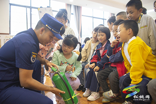 【共守美好家園】松桃消防救援大隊(duì)到縣實(shí)驗(yàn)幼兒園開展防災(zāi)減災(zāi)知識(shí)宣傳