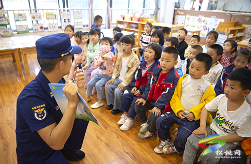 【共守美好家園】松桃消防救援大隊(duì)到縣實(shí)驗(yàn)幼兒園開展防災(zāi)減災(zāi)知識(shí)宣傳