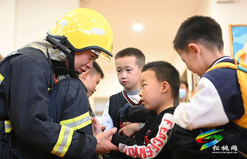 【共守美好家園】松桃消防救援大隊(duì)到縣實(shí)驗(yàn)幼兒園開展防災(zāi)減災(zāi)知識(shí)宣傳