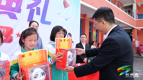 紙短情長(zhǎng) 書(shū)信傳情 ——松桃第三完小舉行“給父母的一封信”作文比賽頒獎(jiǎng)典禮