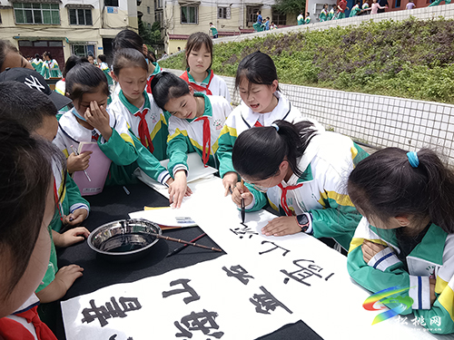 ​松桃第三完小開展2022年春季學(xué)期“喜迎黨的二十大·翰墨潤(rùn)童心”師生硬筆書法同臺(tái)大比拼活動(dòng)