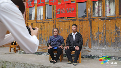 松桃：志愿“照”進(jìn)大山微笑定格幸福