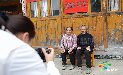 松桃：志愿“照”進(jìn)大山微笑定格幸福