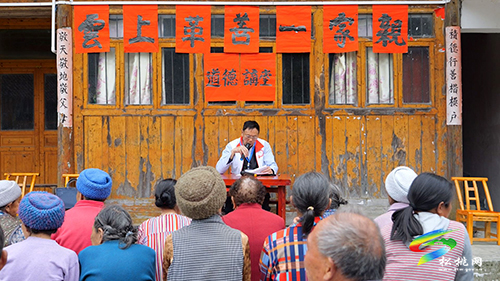 松桃：志愿“照”進(jìn)大山微笑定格幸福