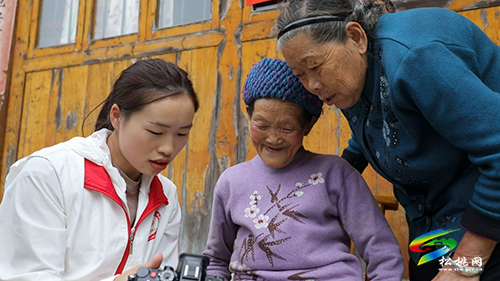 松桃：志愿“照”進(jìn)大山微笑定格幸福