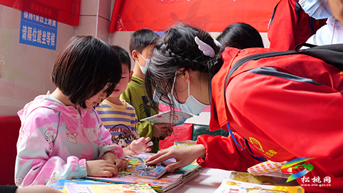 “小患者”的“六一”時(shí)光——縣圖書館到縣中醫(yī)院開展“閱讀惠民”志愿服務(wù)活動