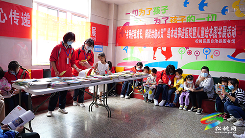 “小患者”的“六一”時(shí)光——縣圖書館到縣中醫(yī)院開展“閱讀惠民”志愿服務(wù)活動