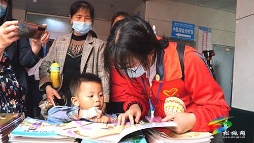 “小患者”的“六一”時(shí)光——縣圖書館到縣中醫(yī)院開展“閱讀惠民”志愿服務(wù)活動