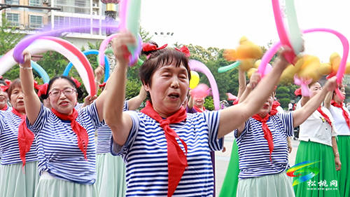 松桃老年健身隊(duì)?wèi)c?！傲弧眹?guó)際兒童節(jié)