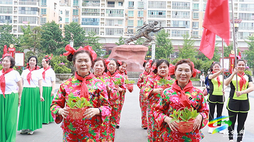 松桃老年健身隊(duì)?wèi)c祝“六一”國(guó)際兒童節(jié)