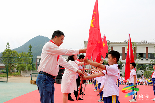 松桃第七完小：喜迎二十大爭(zhēng)做好隊(duì)員