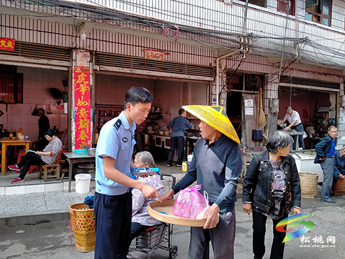 ​甘龍鎮(zhèn)利用趕集日開展平安建設(shè)集中宣傳活動(dòng)