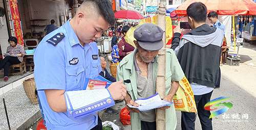 ​甘龍鎮(zhèn)利用趕集日開展平安建設(shè)集中宣傳活動(dòng)