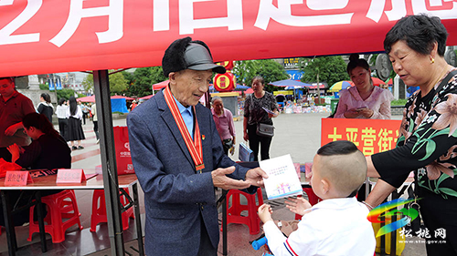 松桃集中開展《中華人民共和國未成年人保護(hù)法》《中華人民共和國預(yù)防未成年人犯罪法》實(shí)施一周年法制宣傳活動(dòng)