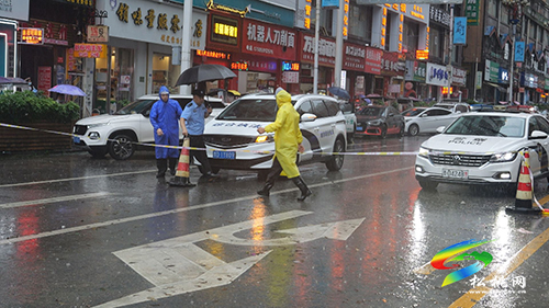 我縣城區(qū)低洼段多處內(nèi)澇各部門緊急出動保障人車安全