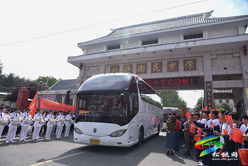 松桃：“愛心送考”為高考學(xué)子奔赴考場(chǎng)保駕護(hù)航