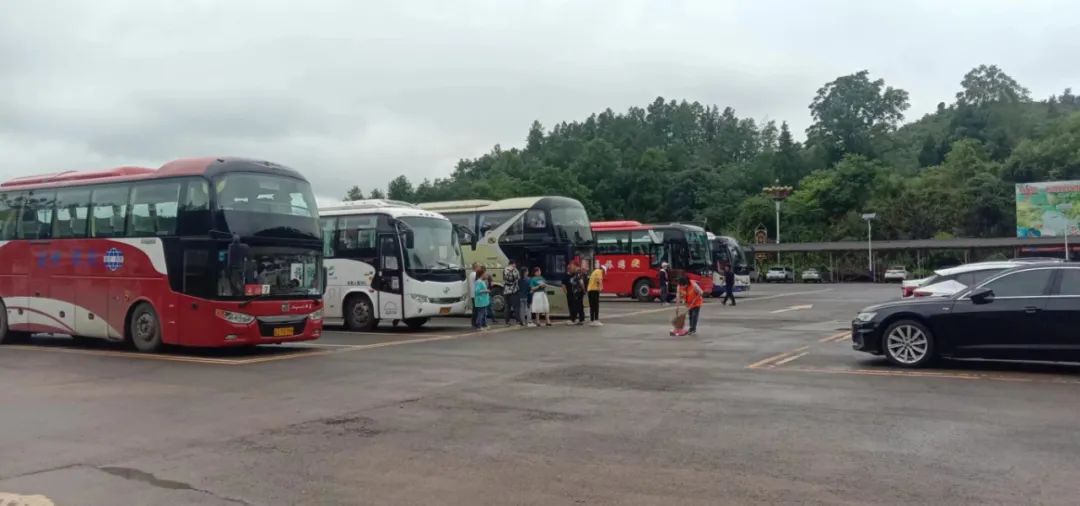 近日，苗王城景區(qū)迎來多批次省外旅行團