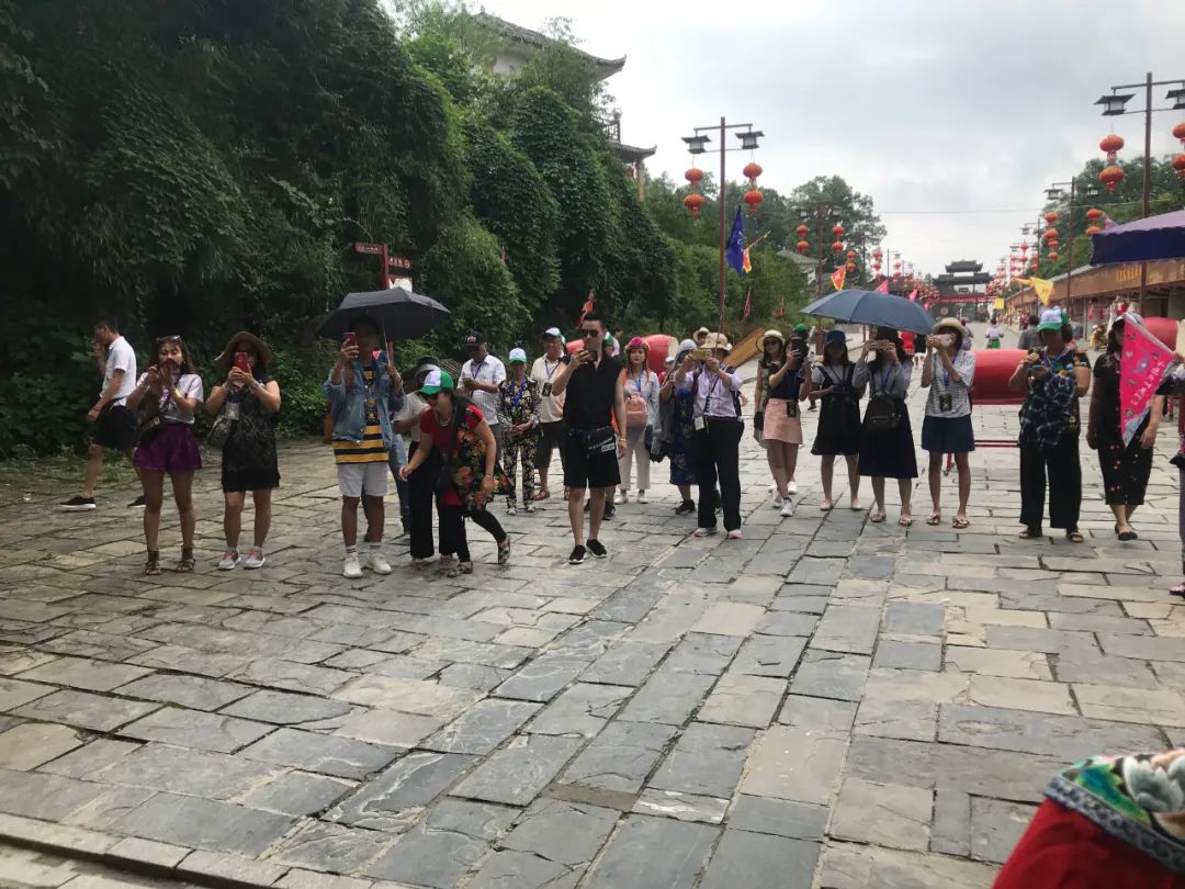 近日，苗王城景區(qū)迎來多批次省外旅行團