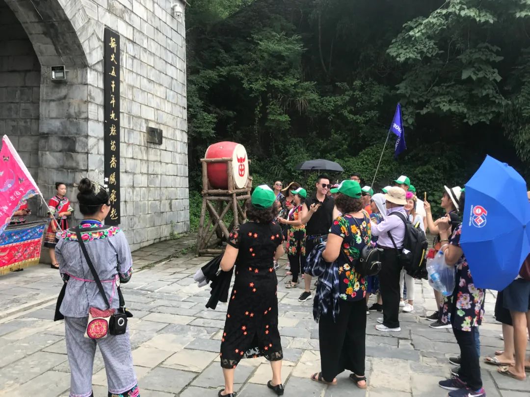 近日，苗王城景區(qū)迎來多批次省外旅行團