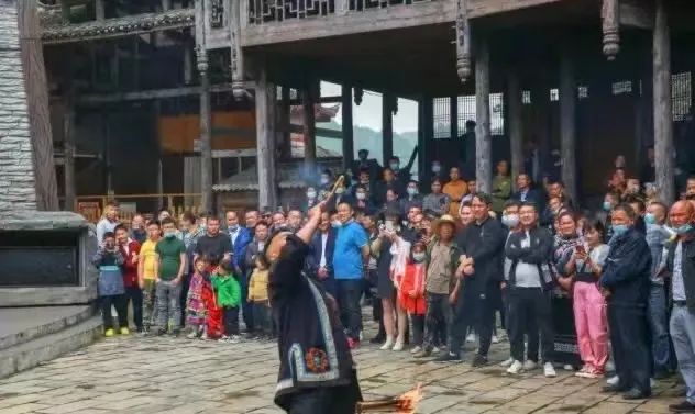 近日，苗王城景區(qū)迎來多批次省外旅行團